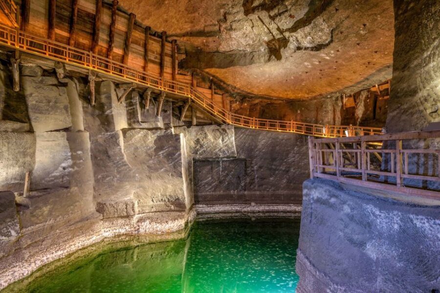 Krakow: Auschwitz and Wieliczka Salt Mine Combo Tour - The Real-World Logistics from Krakow (Pickup, Waiting, and Group Size)