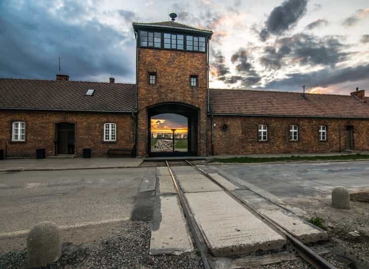 Krakow: Auschwitz-Birkenau Guided Tour with Pickup & Lunch - Pickup Points, Early Start Times, and the Bus Ride You’ll Actually Feel