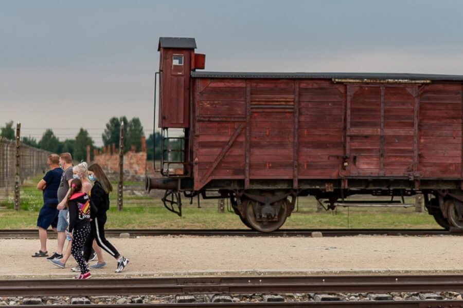 Krakow: Auschwitz-Birkenau Tour Limited to 15 Visitors - Between Camps Break: Lunch Timing and Staying Grounded