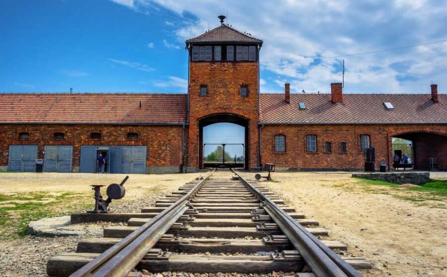 Krakow: Auschwitz Guided Tour with Optional Hotel Pickup - Pickup, transfers, and the morning reality check in Krakow