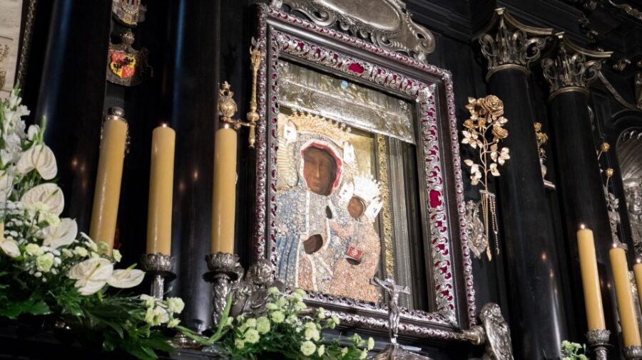 Krakow: Black Madonna of Częstochowa & Home of John Paul II - Wadowice parish church: the baptismal font and humble beginnings
