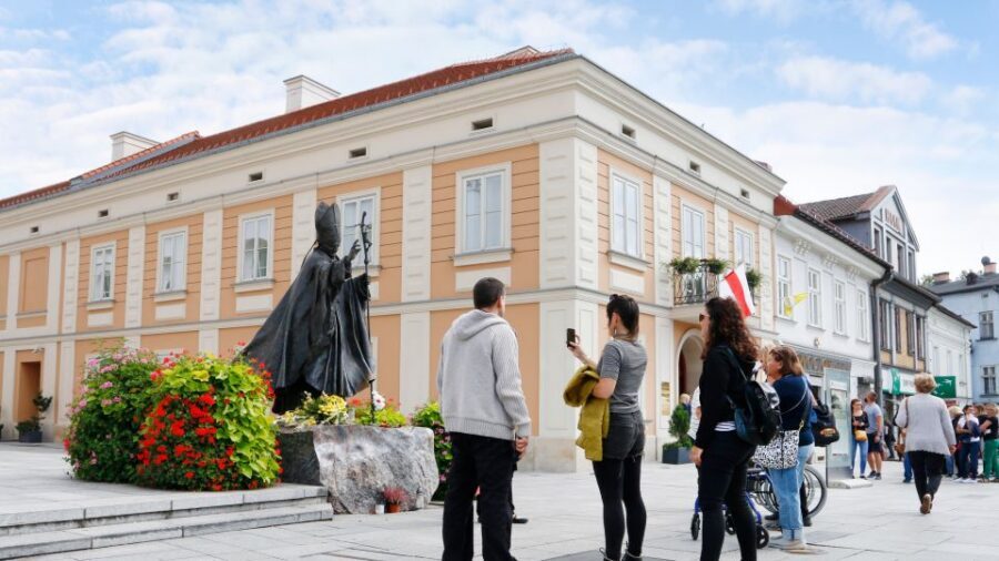 Krakow: Black Madonna of Częstochowa & Home of John Paul II - Jasna Góra Monastery: guided access with Pauline monks and the treasury