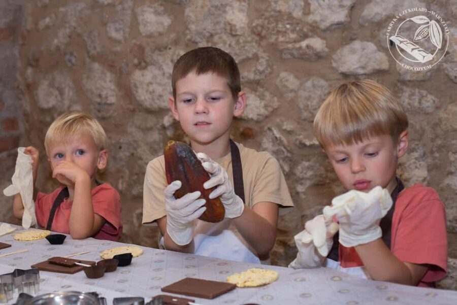 Krakow: Chocolate Workshop - What you make: pralines, melted-chocolate art, and a written bar