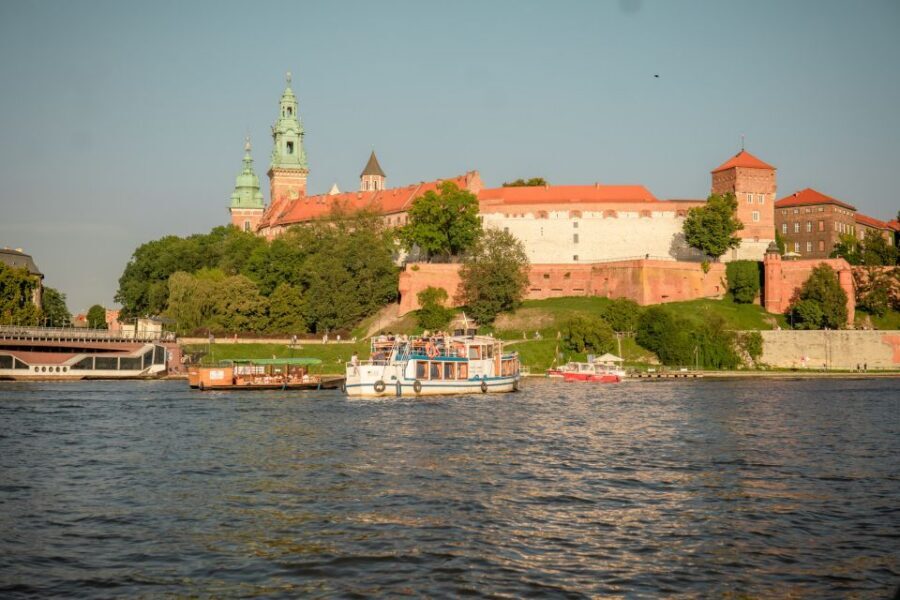 Krakow: Early Bird Vistula River Sightseeing Cruise - One hour with Wawel Castle in the frame