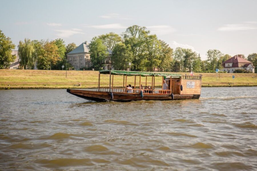Krakow: Early Bird Vistula River Sightseeing Cruise - Weather-proof comfort: rain or shine and what to request
