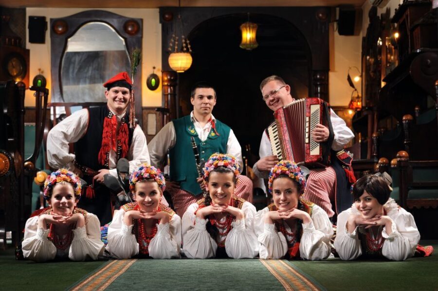 Krakow: Folk Show & 3-Course Dinner at Jama Michalika Café - The two folk shows: live music, regional costumes, and up-close dancing