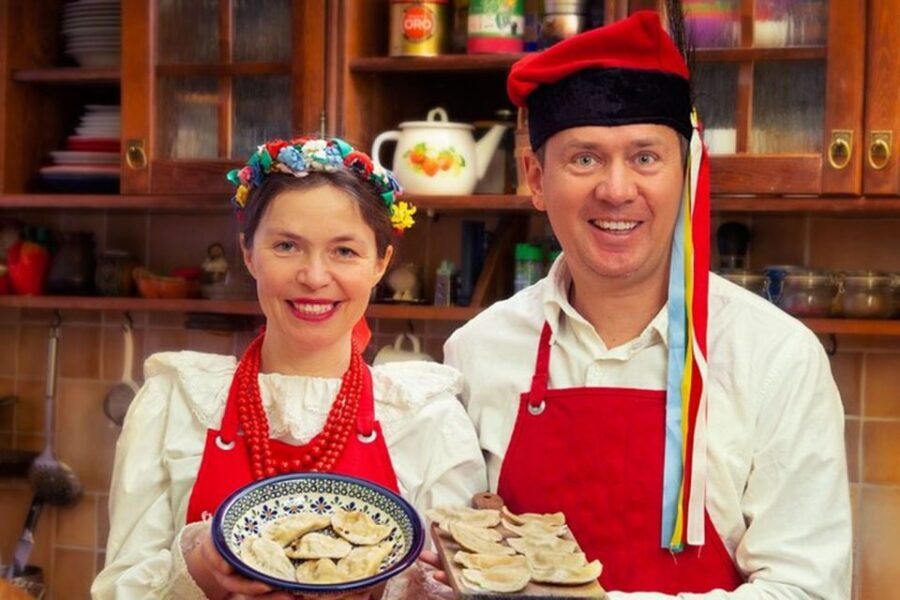 Krakow Food Tour: Polish Flavours & Local Stories - Starting at Mały Rynek 4: the walk that begins with real Polish bites