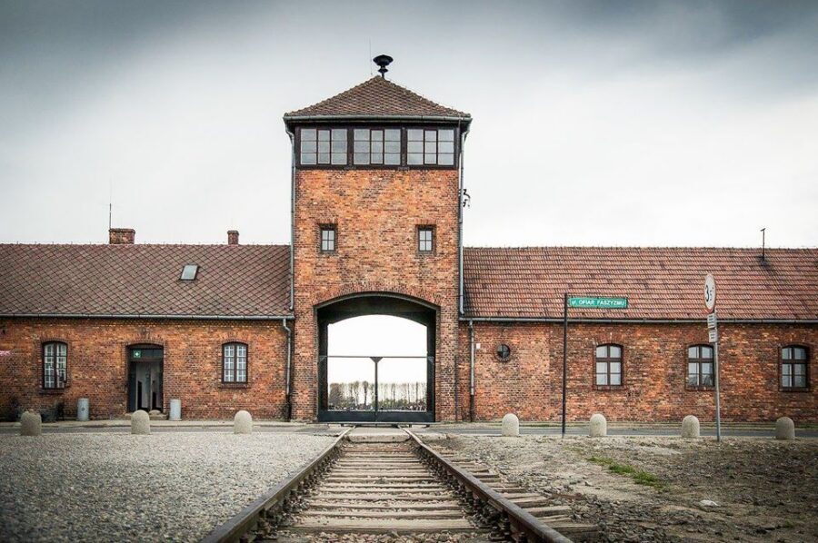 Krakow: Full-Day Auschwitz-Birkenau & Salt Mine Guided Tour - Lunch in Kraków: A Needed Reset