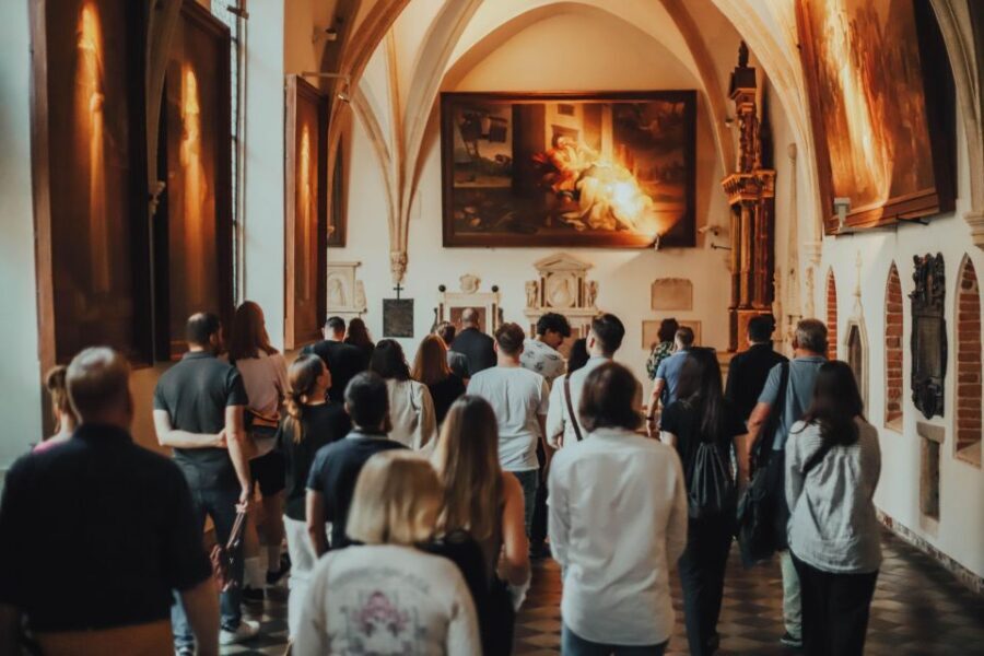 Krakow: Guided Old Town Tour - Wawel Royal Castle hill: seeing power and legend