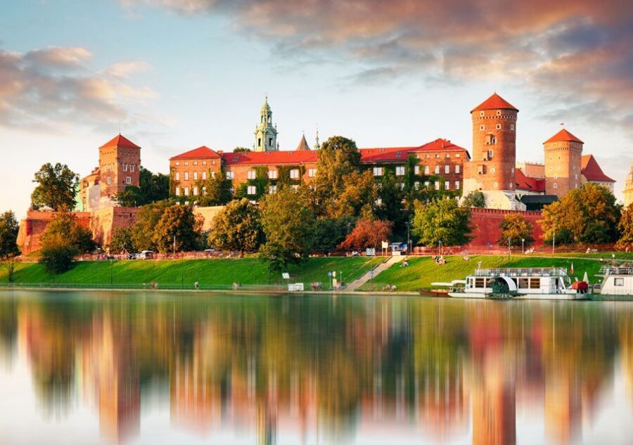 Krakow: Guided Old Town Tour - St. Mary’s Basilica and the skip-the-line payoff