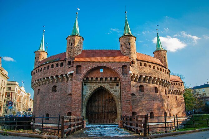 Krakow: Guided Sightseeing Tour by golf cart/buggy - Wawel Castle and Cathedral: seeing the royal power center fast