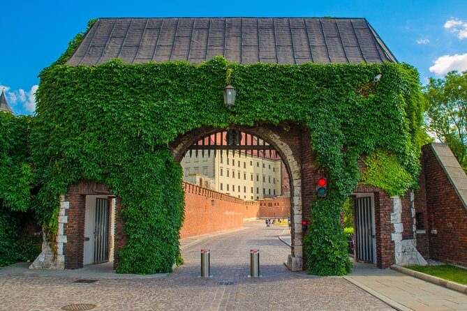 Krakow: Guided Tour of Wawel Castle & Cathedral - Meeting point, timing, and what the 2-hour format really feels like