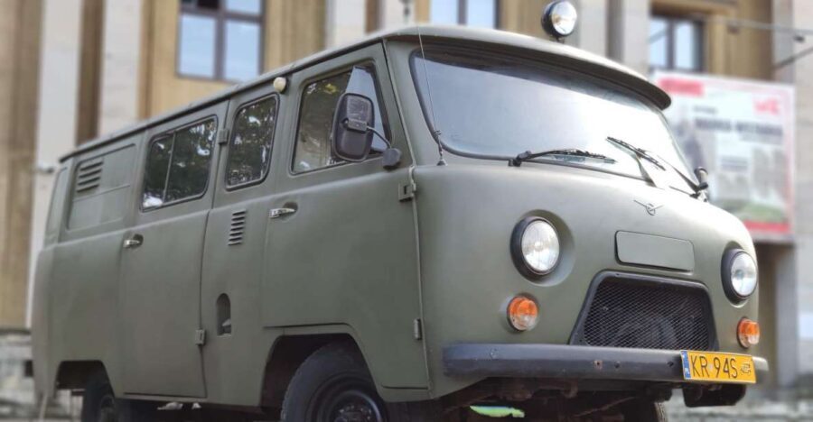 Krakow: Guided Tour to Nowa Huta on Commie Retro Van - Plac Centralny im. Ronalda Reagana b1: your first orientation walk