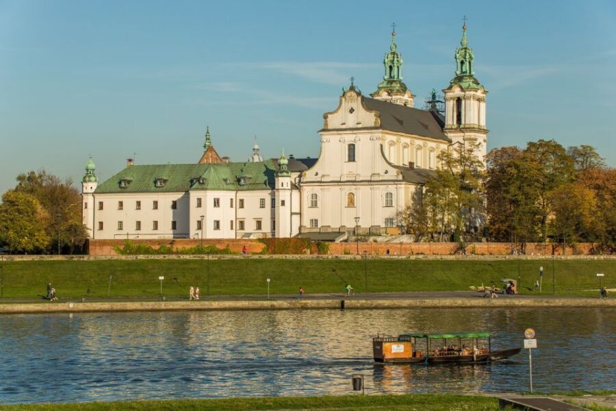 Krakow: Guided Wawel Tour, Lunch, and Vistula River Cruise - Lunch at a local bistro: included break, watch the walking