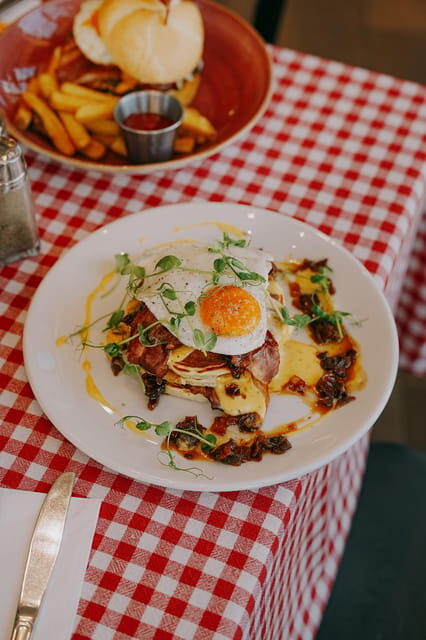Krakow: Hard Rock Cafe Breakfast - Breakfast With a View: Main Market Square Reality
