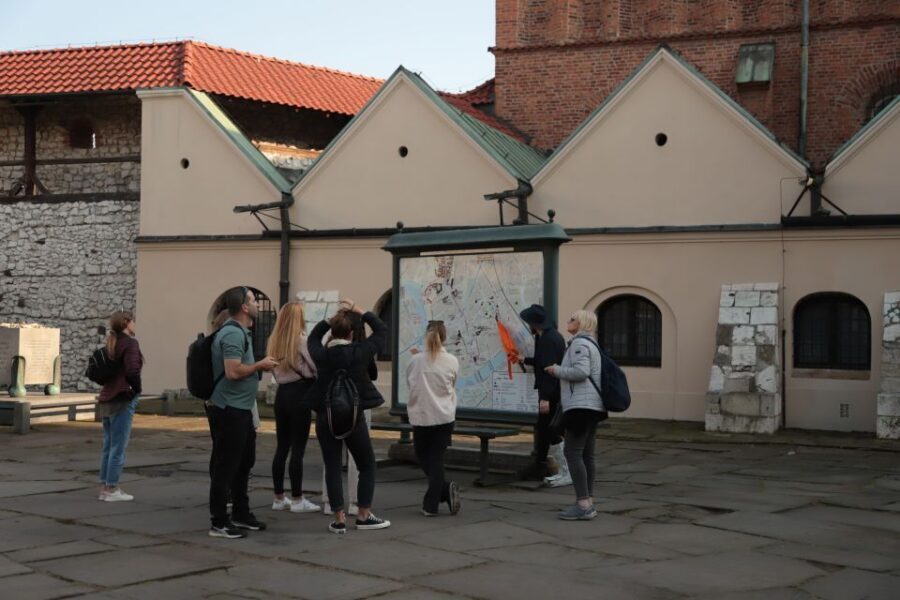 Krakow: Jewish Quarter and Former Ghetto Tour - The people and ideas your guide brings into the street