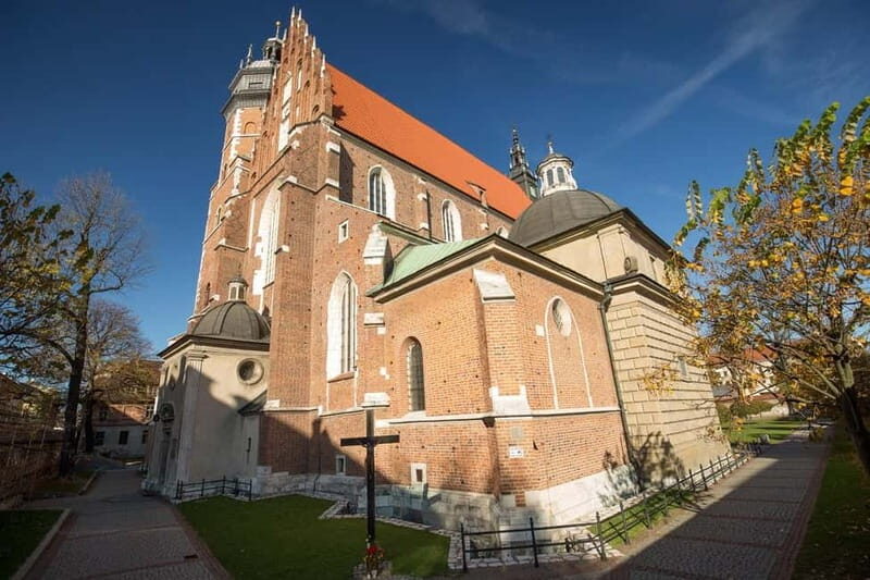 Krakow: Jewish Quarter Kazimierz Guided Walking Tour - Remuh Synagogue and Cemetery: Why Remembrance Changes How You Walk