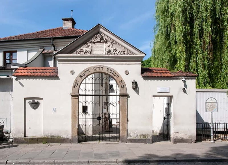Krakow Jewish Quarter Tour, Kazimierz and Ghetto - Schindler’s List in real space: Mrs. Dresner courtyard and stairs