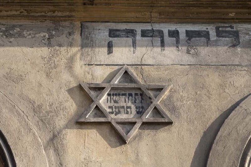 Krakow Jewish Quarter Tour, Kazimierz and Ghetto - Heroes Square and the 65-chair memorial moment