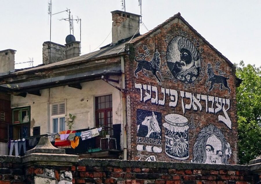Krakow: Kazimierz District Jewish Heritage Tour - Remuh Synagogue: a prayer space that changes the tone