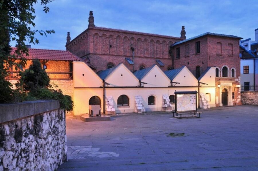 Krakow: Kazimierz Jewish Quarter Walking Tour - Remuh Synagogue and Cemetery: sacred space that still receives pilgrims