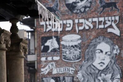 Krakow: Kazimierz Jewish Quarter Walking Tour - Finding the Starting Line at Szeroka 24 (Old Synagogue Steps)