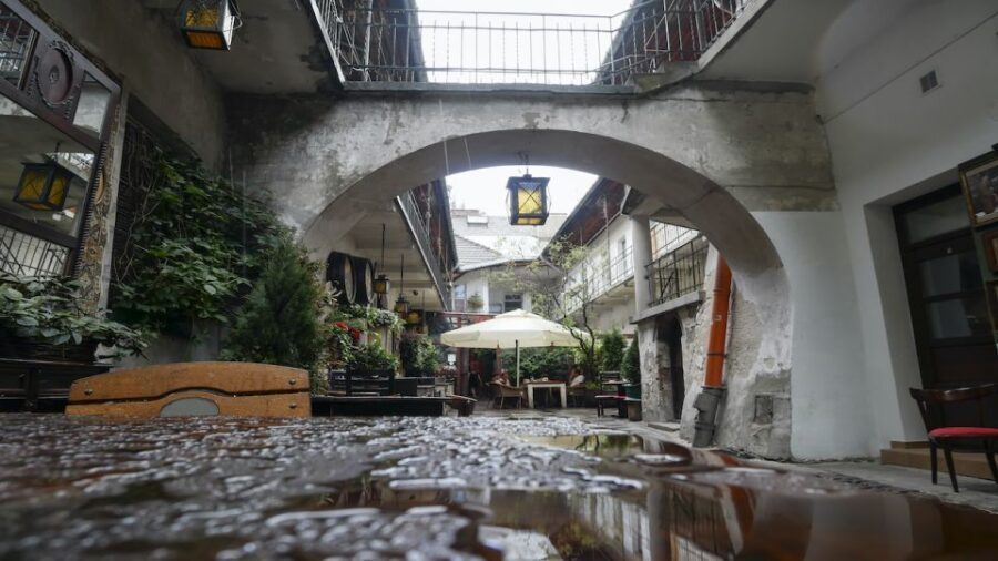 Krakow: Kazimierz Jewish Quarter Walking Tour - Plac Nowy: a lively square to close your loop
