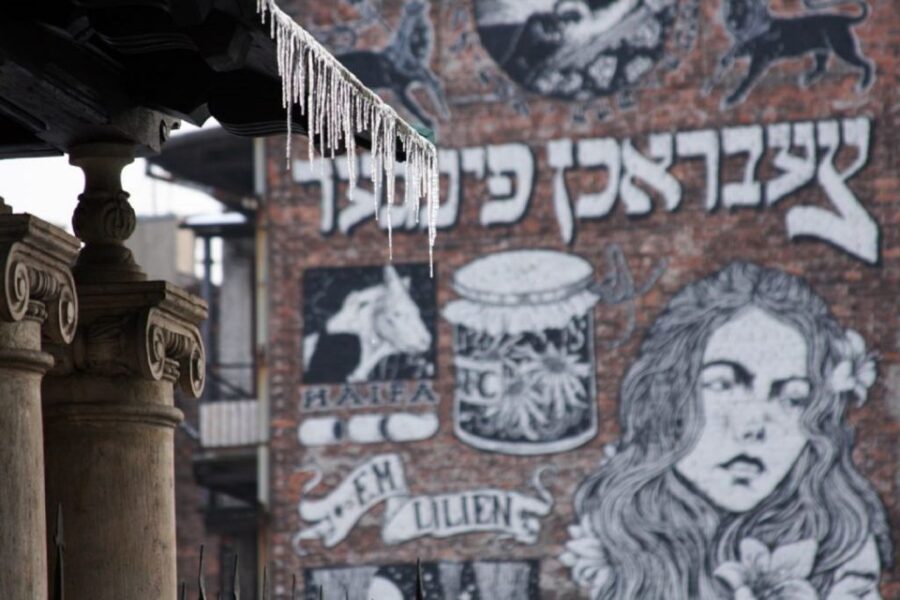Krakow: Kazimierz Jewish Quarter Walking Tour - Finding the Starting Line at Szeroka 24 (Old Synagogue Steps)