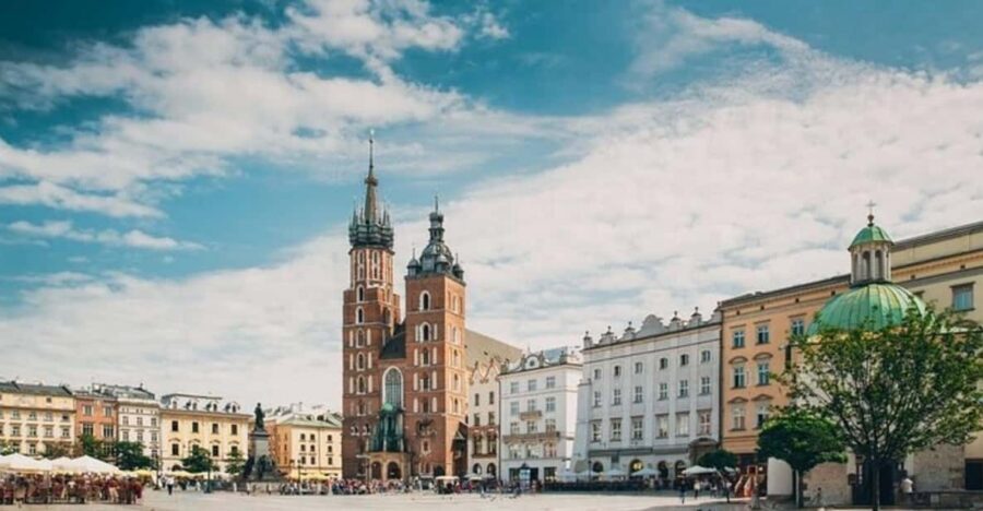 Krakow : Must-See Walking Tour With A Guide - Starting at Grodzka 21: an easy launch into Kraków’s Old Town