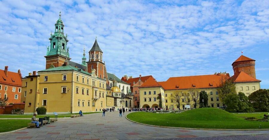 Kraków old town and jewish quarter® - Old Town first: walls, Barbican, and the Market Square that runs the show