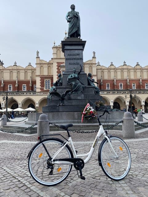 Krakow: Old Town and Kazimierz Guided Bike Tour - Florian Gate: A City Entrance That Sets the Tone