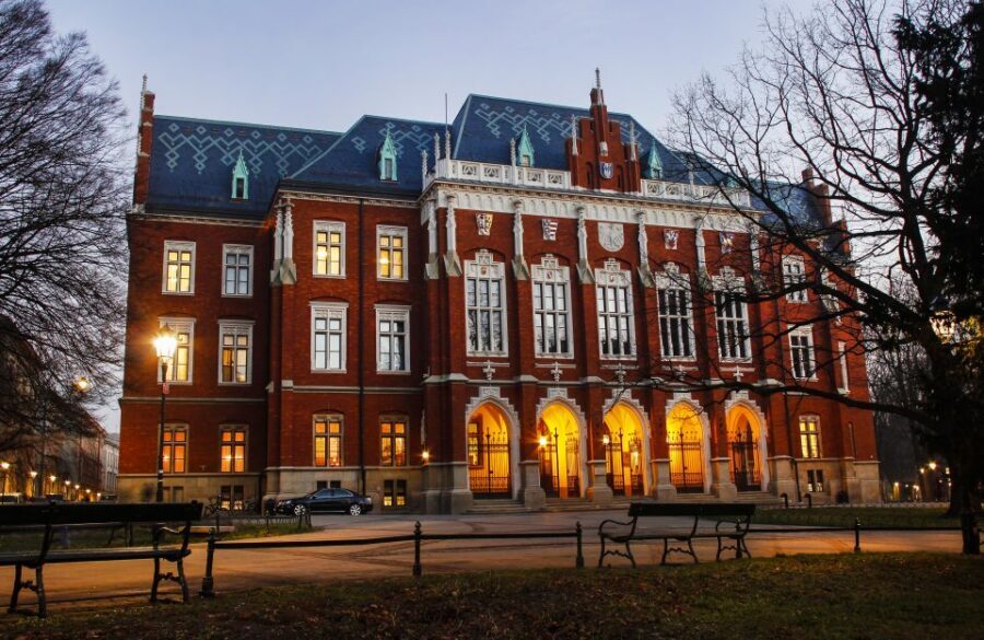 Krakow: Old Town Audio-Guided Walking Tour with Headset - St. Mary’s Basilica, the fratricide legend, and iron pillories you can’t ignore