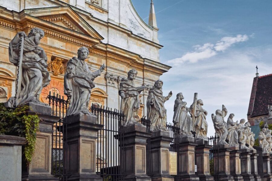 Krakow: Old Town Audio-Guided Walking Tour with Headset - Grodzka Street to St. Peter and Paul: the baroque opening chapter