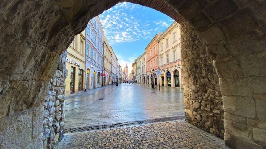 Krakow: Old Town Audioguided walking Tour - Krakow’s Old Town on your time: why audio works here