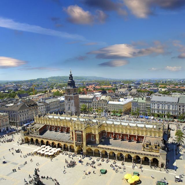 Krakow: Old Town Private Guided Walking Tour - Guides and pace: the difference between a walk and a story