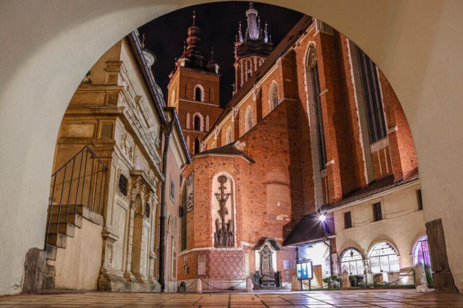 Kraków: Old Town & Wawel Castle Walking Tour in English - Where the tour starts: Barbican to St. Florian’s Gate