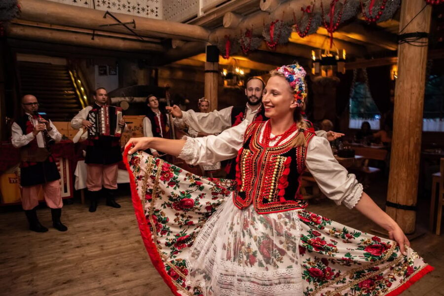 Krakow: Polish Folk Night with Dinner and Unlimited Drinks - Dinner First: How the Meal Actually Feels (Buffet vs Served)