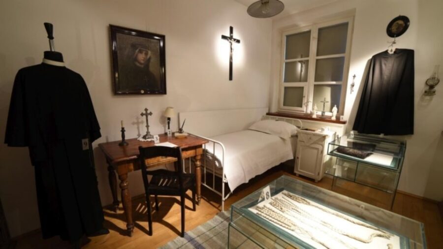 Krakow: Pope John Paul II Guided Tour with Home & Sanctuary - Transportation and Comfort: Why This Van-Based Day Trip Works