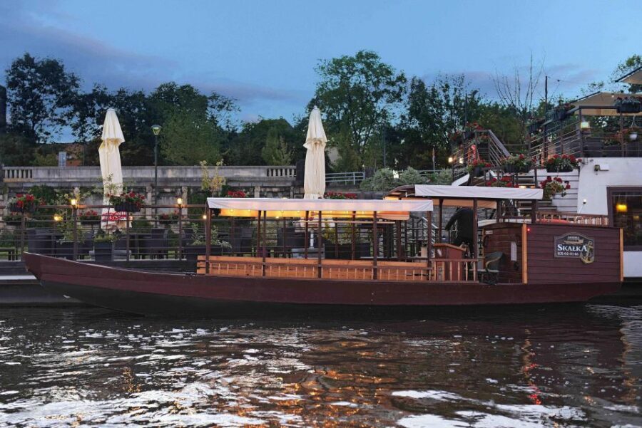 Krakow: Private Traditional Gondola Cruise - Why this gondola works better than another Krakow “walk and look”