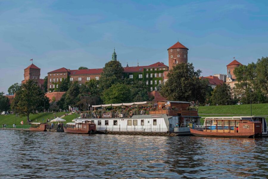 Krakow: Private Traditional Gondola Cruise - What you’ll actually see: Wawel, the dragon area, and river monasteries