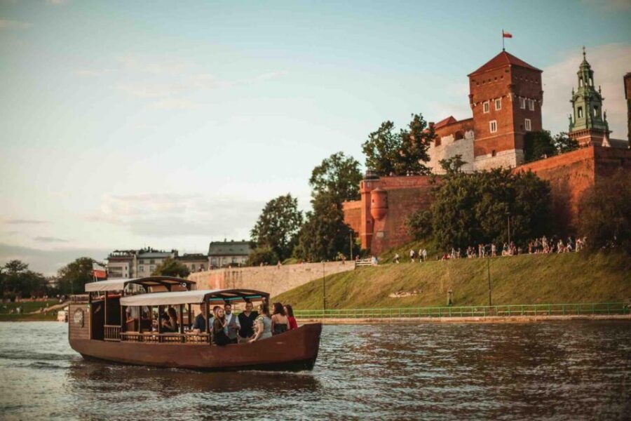 Krakow: Private Traditional Gondola Cruise - How Kazimierz can change the vibe of your cruise