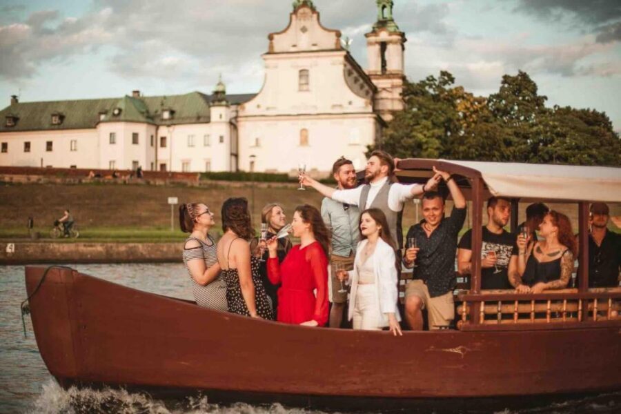 Krakow: Private Traditional Gondola Cruise - Comfort and practical onboard limits: rain cover, no bathroom, and bring your own drinks