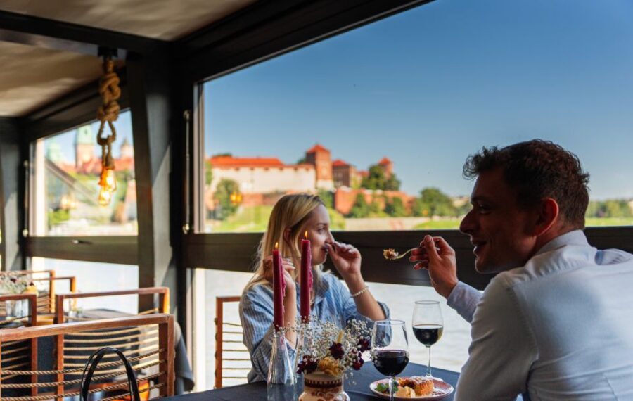 Krakow: Romantic Dinner with a Cruise on the Vistula River - From dinner to boat: how the 30-minute cruise really works