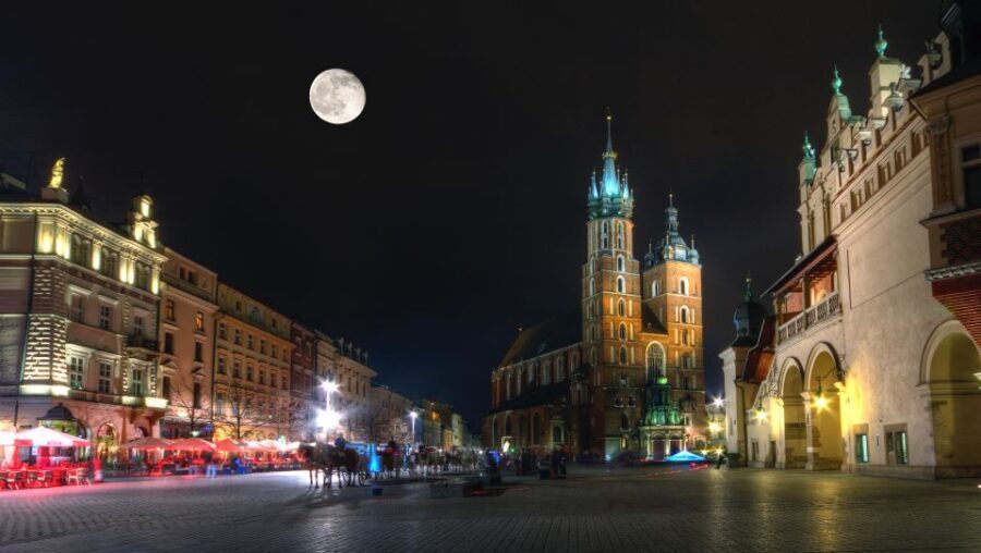 Krakow: Rynek Underground Guided Tour with Skip-the-Line - The 11th-century burial reconstructions and what they teach you
