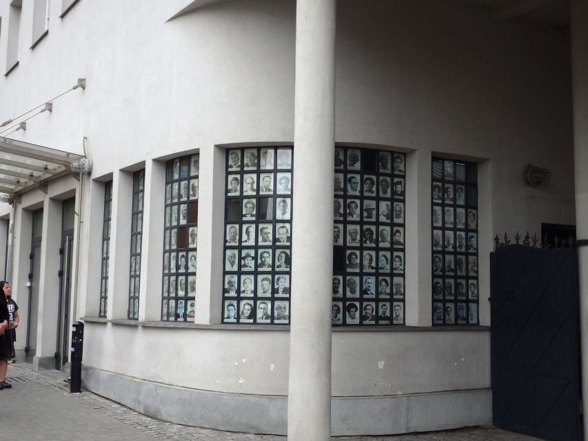 Krakow: Schindler's Factory Expert GuidedTour with Skip-line - Getting there in Kraków: trams, street parking, and simple timing