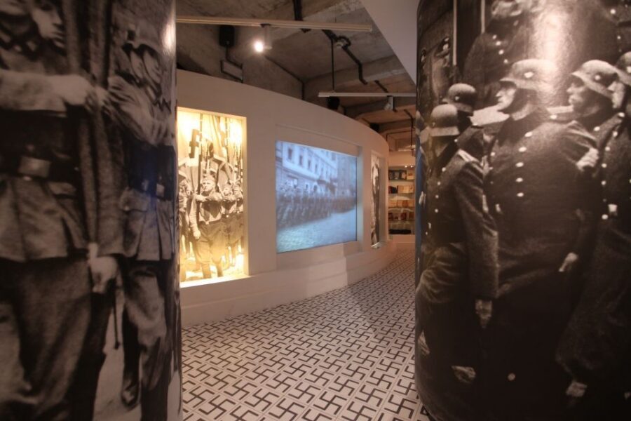 Krakow: Schindler's Factory Expert GuidedTour with Skip-line - Languages and who this tour fits best