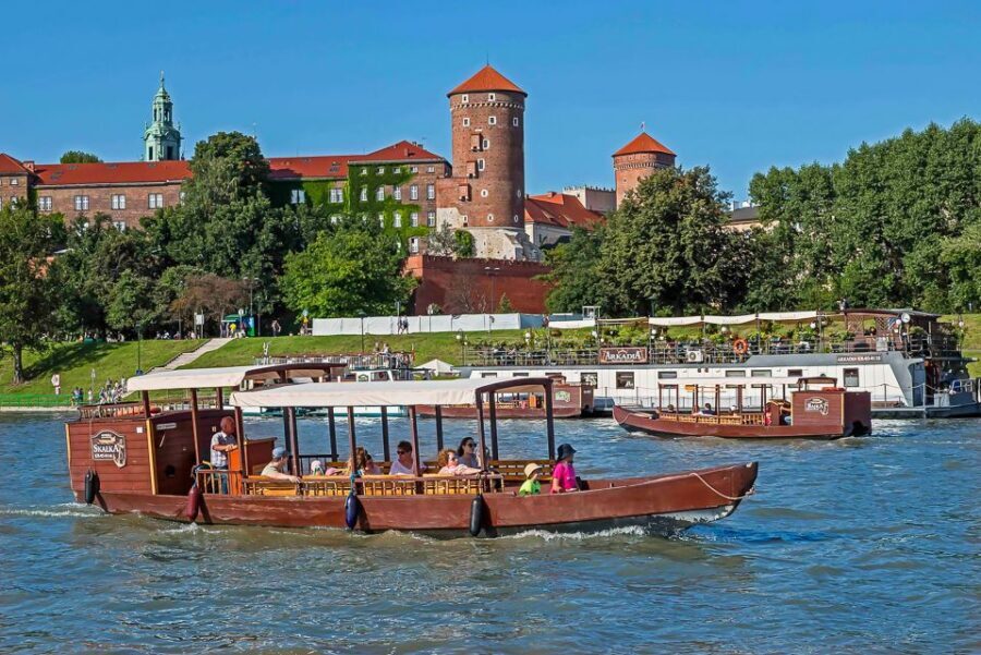 Krakow: Sightseeing Cruise by Vistula River - Dębnicki and Dębniki: How the River Reframes Krakow
