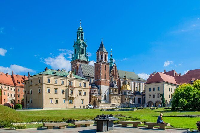 Krakow Skip The Line Wawel Castle and Cathedral Private Tour - John Paul II statue stop: a 5-minute story that sets the tone