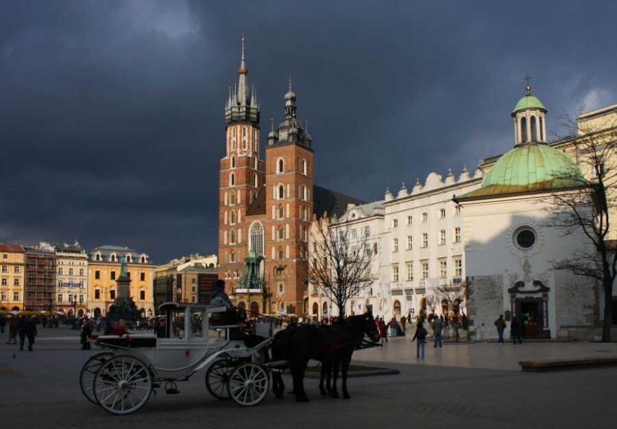 Krakow: Skip-the-Line Wawel Castle & Old Town Guided Tour - Guide quality: why the best parts are human, not just historic