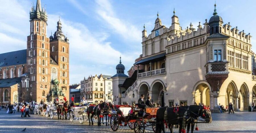 Krakow: St. Mary's Basilica visiting with short guided walk - Practical Tips for a Smooth St. Mary’s Basilica Visit